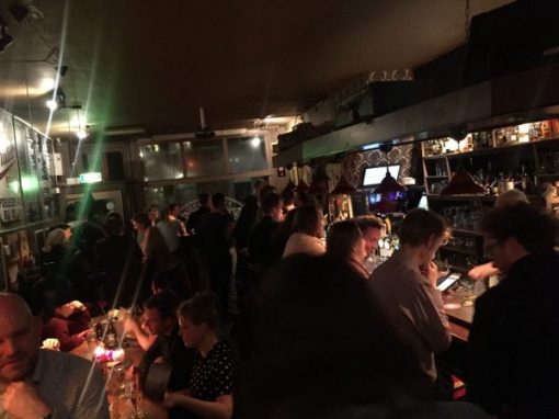 Aan de bar in speciaalbiercafe Groningen: De Koffer