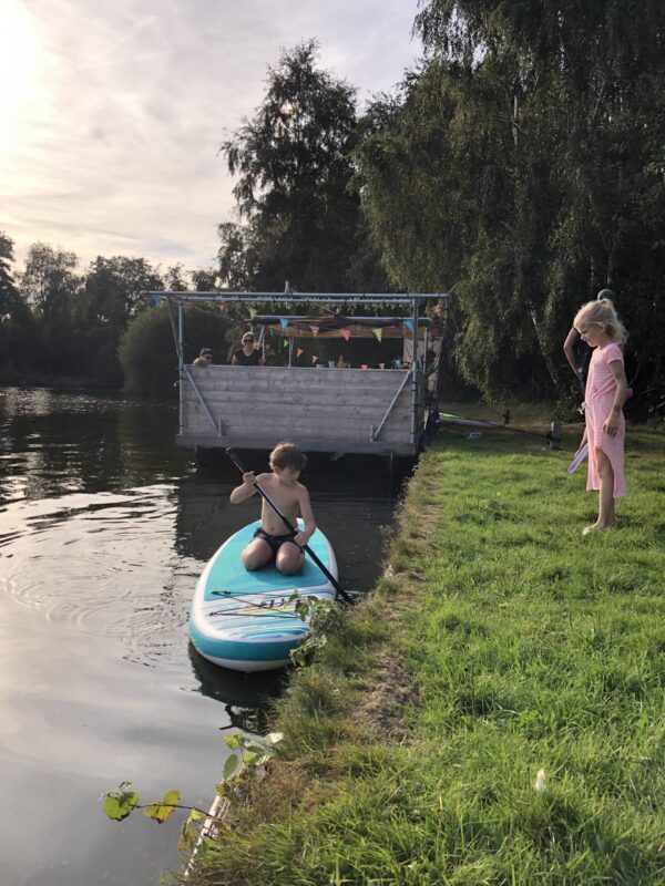 Een borrelboot of varend privéterras op het Paterswoldsemeer in Groningen met 2 SUPs