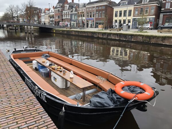 Bootje huren Groningen voor rondvaart met onbeperkt drankjes vaararrangement