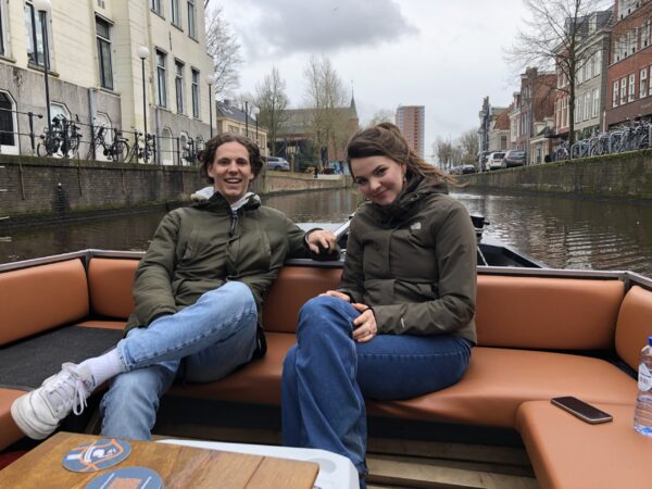 Schippers Bente en Bas zorgen voor een gezellige rondvaart met de sloep door de diepen van Groningen