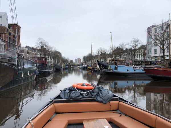 Bootje huren Groningen en varen door de diepen met schipper en onbeperkt drankjes aan boord