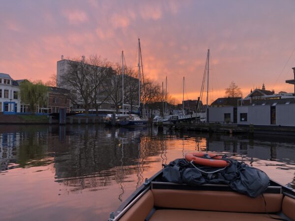 Bootje huren Groningen en varen door de diepen met schipper en onbeperkt drankjes aan boord