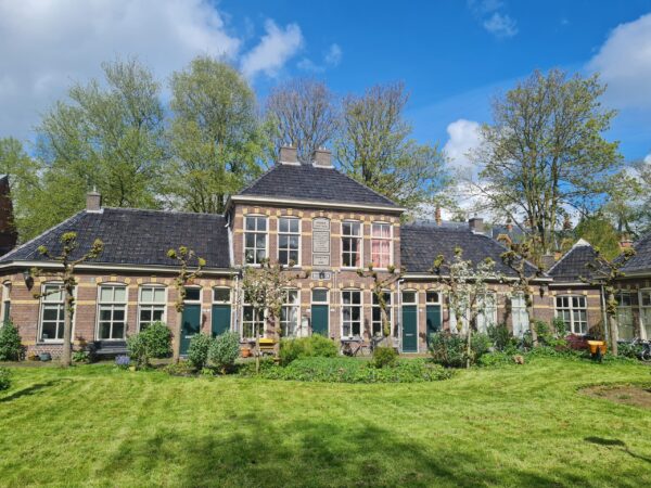 De mooiste hofjes in Groningen: doe deze gratis stadswandeling door Groningen langs 9 hofjes en bezoek o.a. het Middengasthuis.