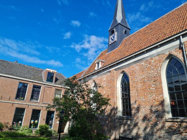 De mooiste hofjes in Groningen: doe deze gratis stadswandeling door Groningen langs 9 hofjes en bezoek o.a. het Pelstergasthuis.